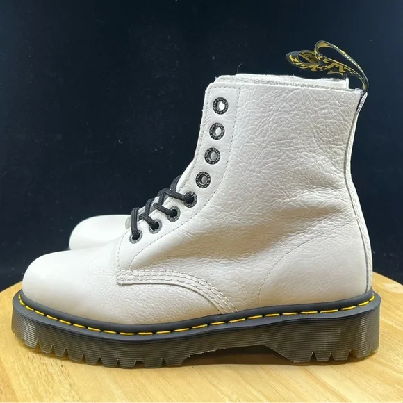 Doc Martens 27376 LACED Virginia soft leather 8 eye boots white premium Sz 8 Men - Picture 2 of 9